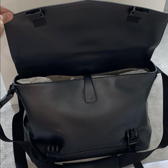 Givenchy oversized leather messenger - Picture 6 of 8